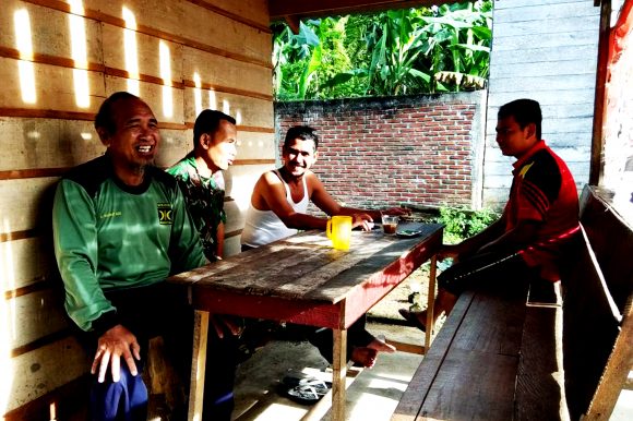 Komsos Dengan Warga, Danramil Ajak Tingkatkan Kepedulian