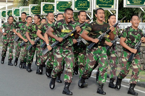 Minggu Militer, Personel Hubdam IM Lari Jalan Menggunakan Senjata Laras Panjang