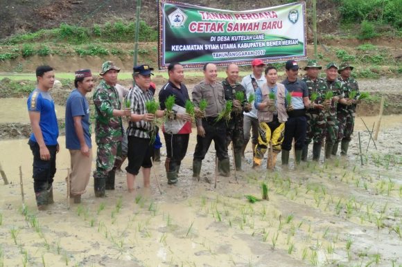 Dandim Ateng Tanam Padi Perdana di Lahan Cetak Sawah Baru