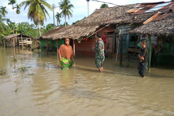 Musim Hujan, Babinsa Kodim Pidie Waspadai Daerah Langganan Banjir