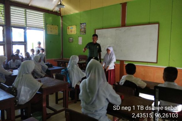 Babinsa 07 Teupah Barat Tanamkan Wasbang Kepada Pelajar SD