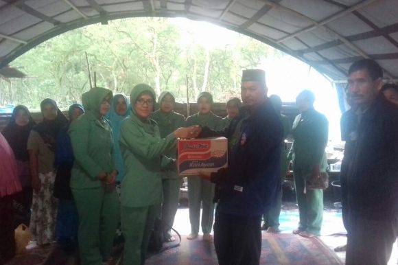 Persit Dim 0106 Serahkan Sembako Kepada Masyarakat Korban Kebakaran
