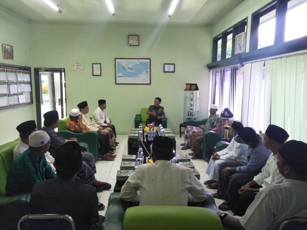 PENGURUS DAN IMAM MESJID AGUNG YANG BARU, BERKUNJUNG KE MAKODIM 0105/ABAR