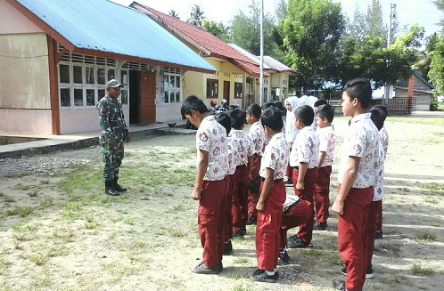 Babinsa Posramil 07 Teupah Barat Melatih PBB dan Wasbang di SDN 2