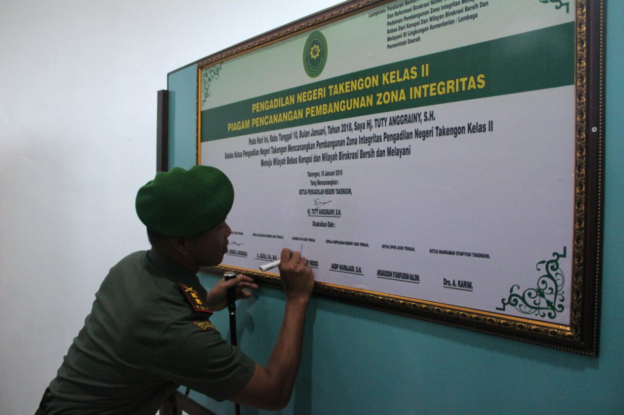 Dandim 0106/Ateng dan Forkopimda Tanda Tangani Piagam Pencanangan Pembangunan Zona Integritas Pengadilan Negeri