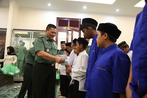 Resmikan Kantor Persit, Pangdam IM Santuni Anak Yatim