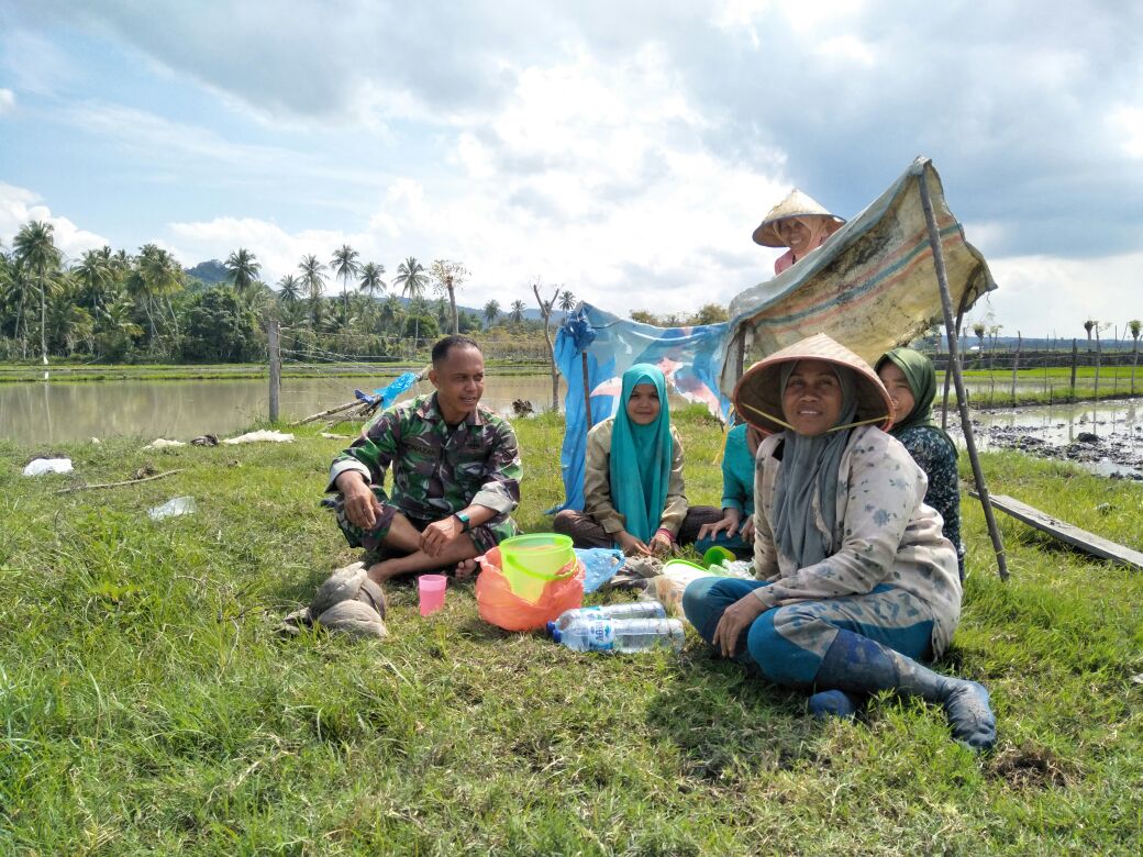 Indahnya Kebersamaan Babinsa Bersama Para Petani Desa Binaannya