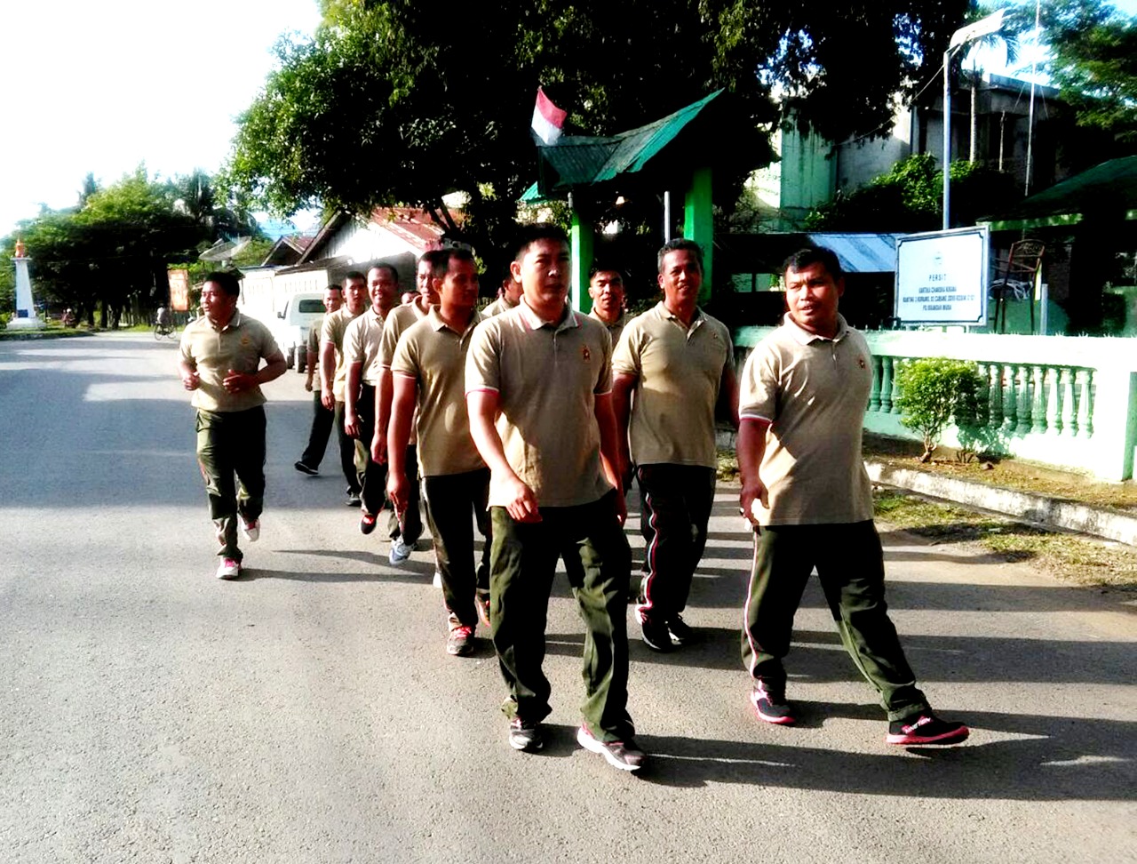 Jaga Kebugaran Tubuh, Personel Koramil 02/Suka Makmur Laksanakan Bina Fisik