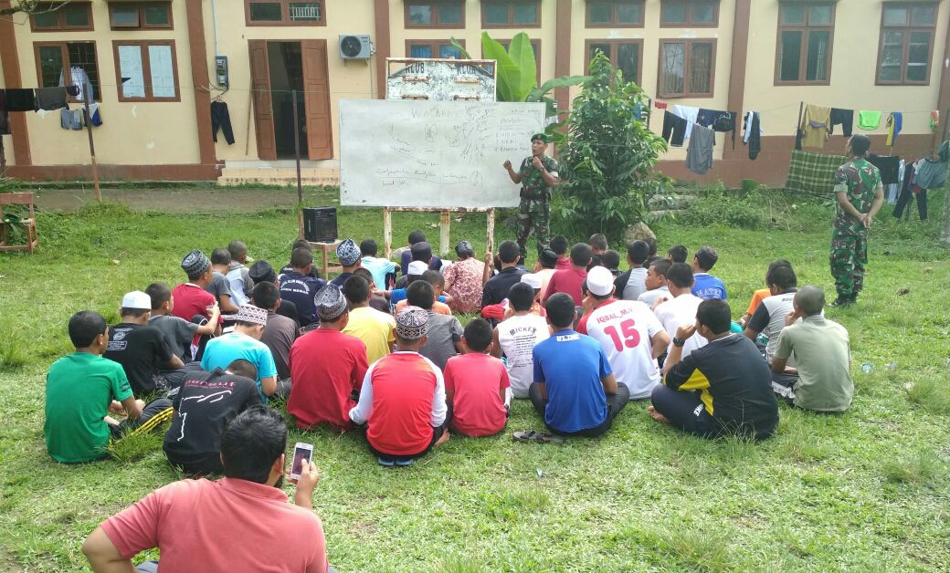 Koramil Montasik, Berikan Wawasan Kebangsaan Kepada Anak – Anak Pesantren Umar Faroq