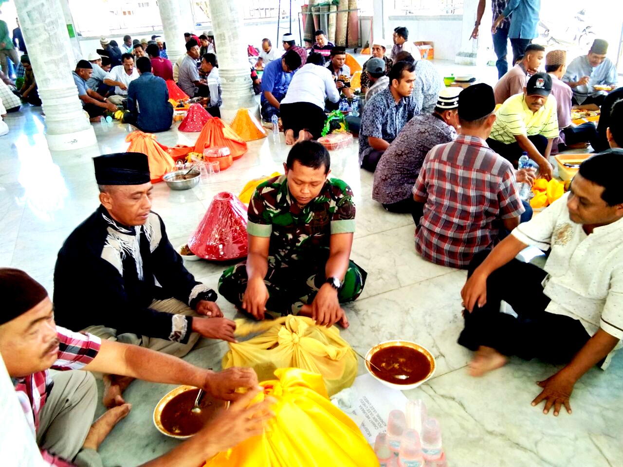 Peringati Maulid Nabi, Koramil 15/Meuraxa Jaga Ukhuwah Silaturahmi dengan Warga