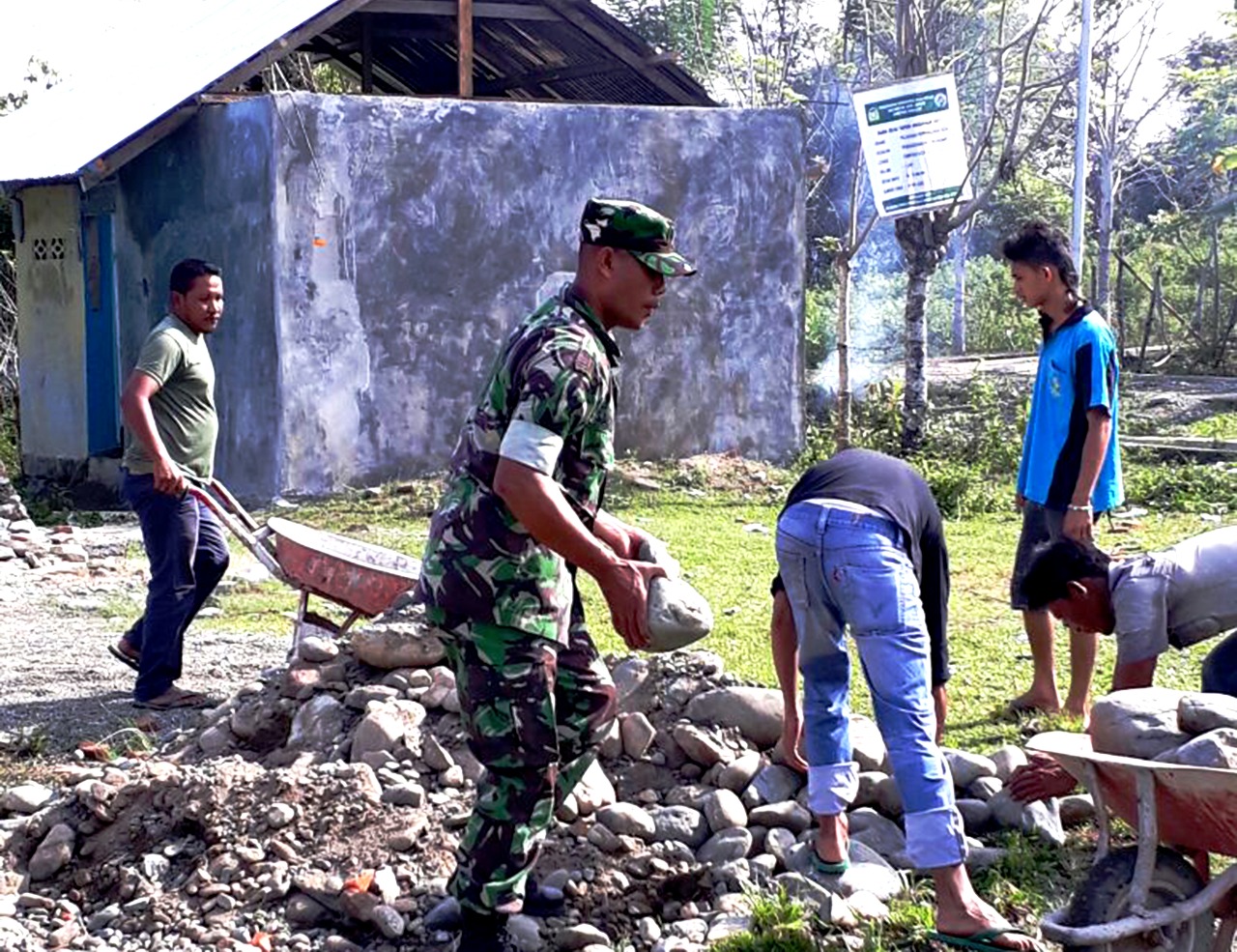 Gotong Royong Bersama, Ini Bentuk Kekompakan Babinsa Dengan Warga
