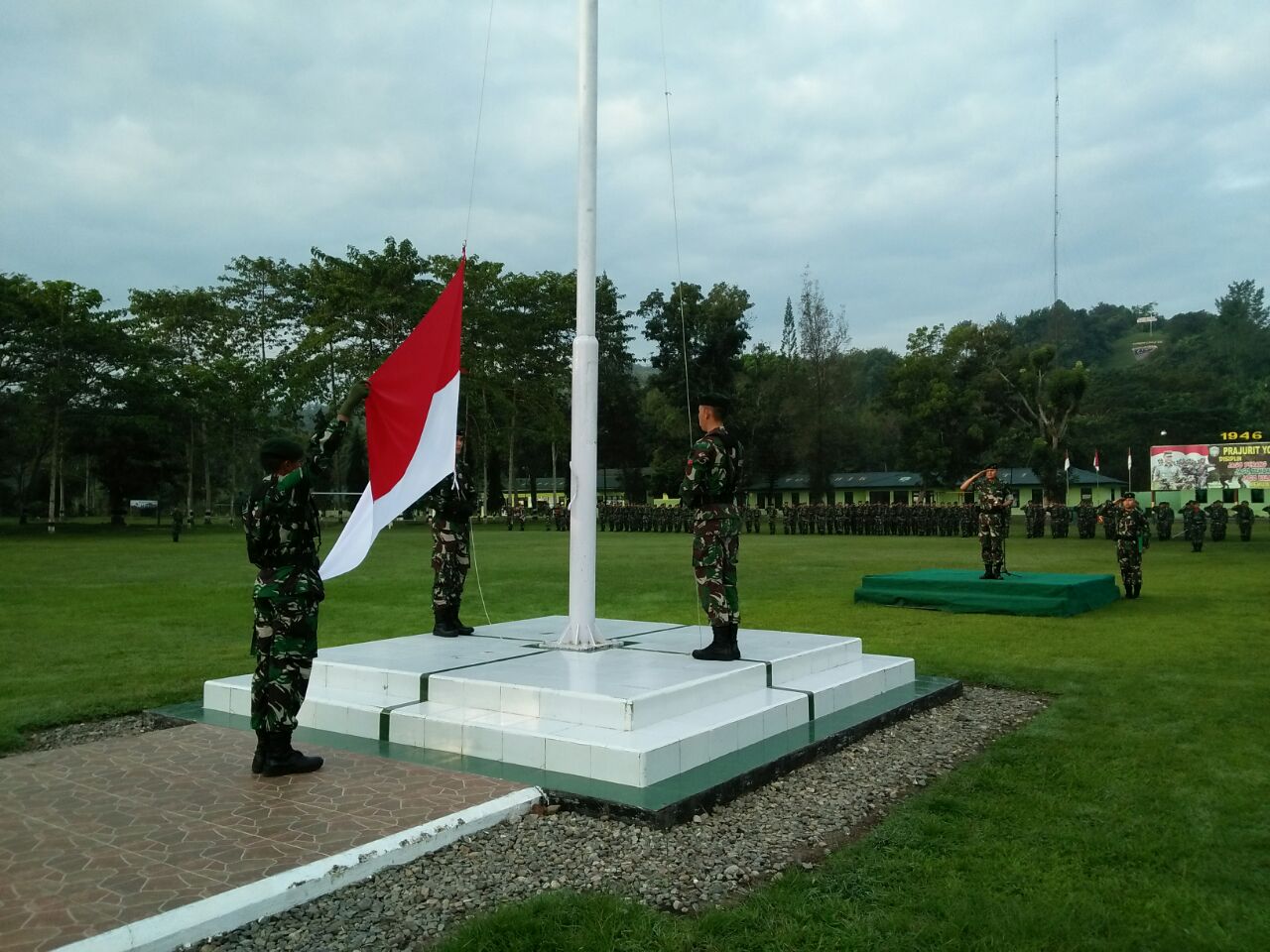 DANYONIF 113/JS MEMIMPIN UPACARA BENDERA