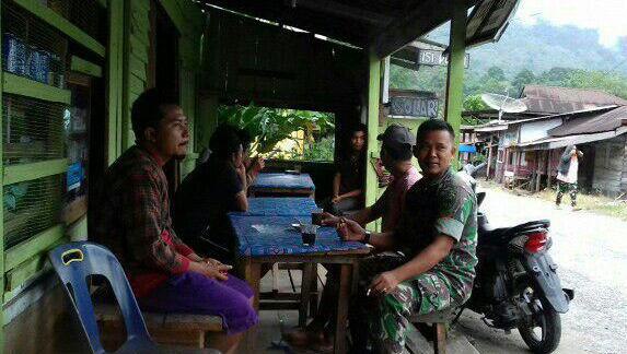 Babinsa Agara Jalin Kebersamaan Komsos bersama Warga Desa Binaan