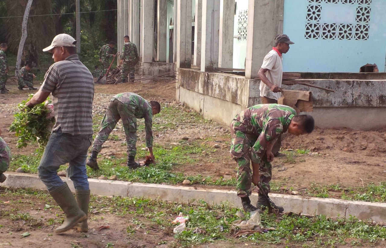 Prajurit Raider Khusus 111 Gotong Royong Bersama Masyarakat Membersikan Perkarangan Masjid Nurul Huda