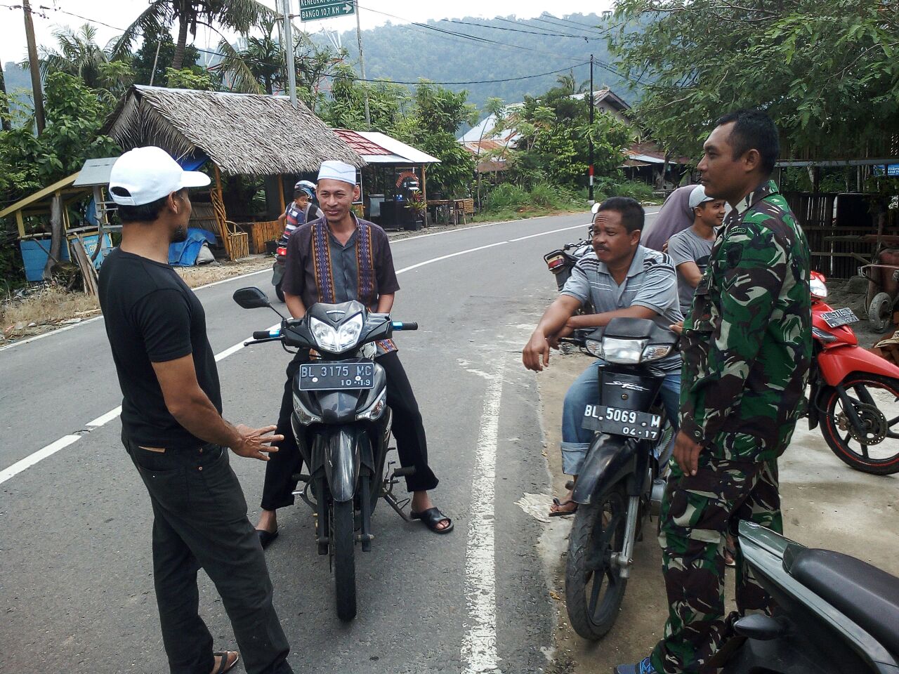 Jalin Keakraban, Babinsa Koramil 02/Sukakarya Komsos dengan Perangkat Gampong Paya Seunara