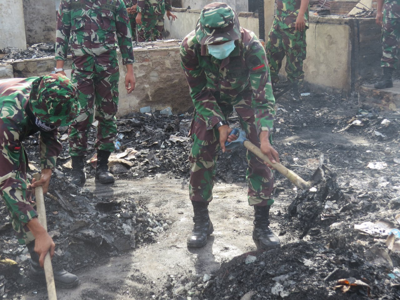 TNI -POLRI dan Masyarakat Bersihkan Puing Kebakaran