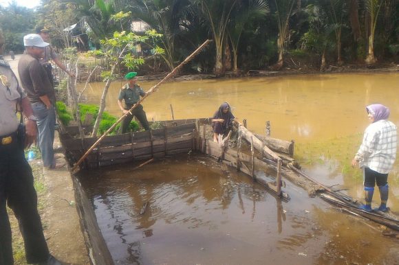 Danramil Bersama Kapolsek Kuta Malaka, Tinjau Kondisi Lahan Sawah Warga Yang Terendam Air