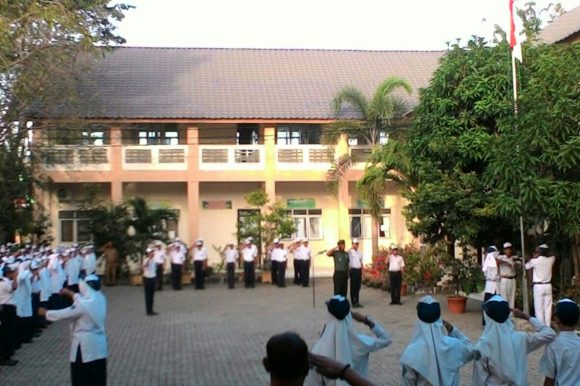 Tumbuhkan Jiwa Patriotisme Para Generasi Muda, Pgs. Danramil Meuraxa Ikut Upacara Bendera di SMP N 5 Banda Aceh