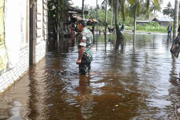 Babinsa Trumon Pantau Banjir Kiriman, Sejumlah Rumah Warga Tergenang Air