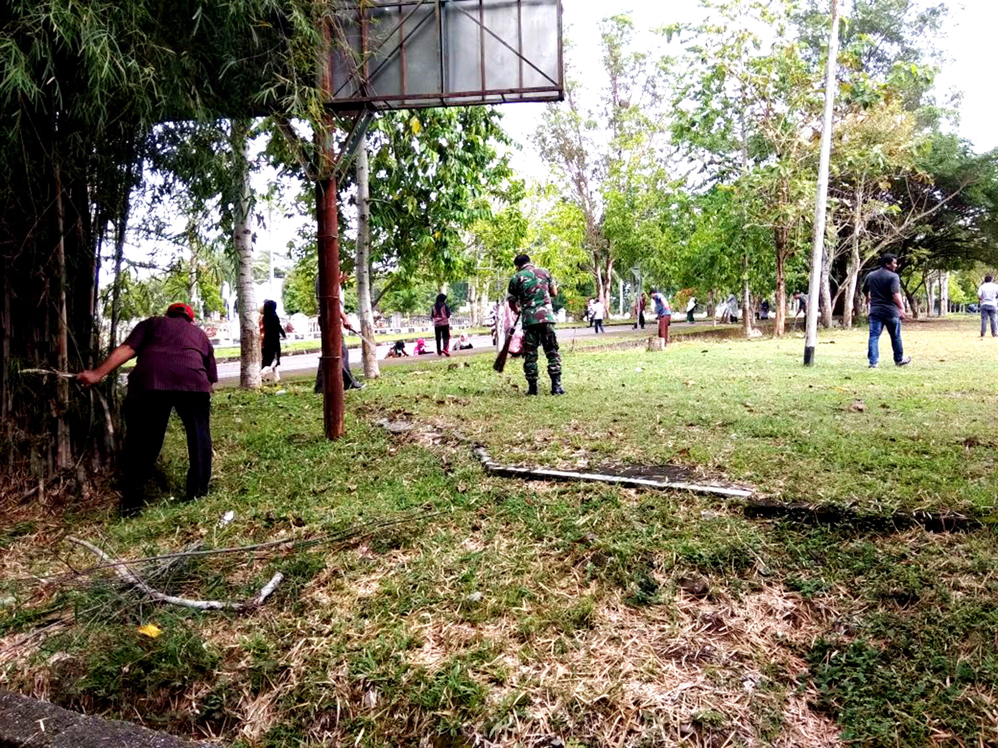 Jaga Kebersihan Lingkungan, Babinsa Bersama Warga Lakukan Gotong Royong Bersama