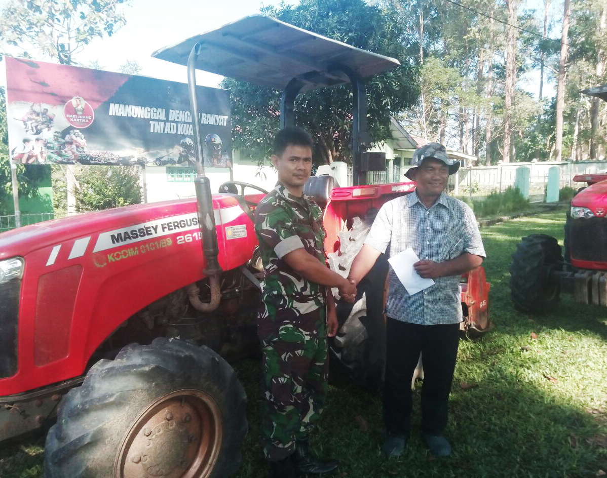 Koramil 17/Jantho Pinjamkan Satu dari Empat Unit Traktor Kepada Distan Aceh Besar