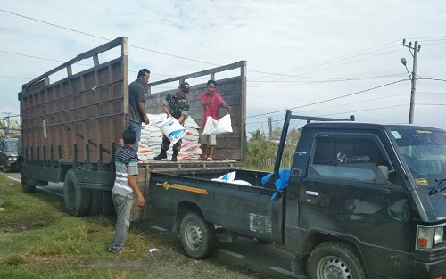 Babinsa Koramil Blang Bintang, Ikut Bantu Distribusikan Basos Rasta