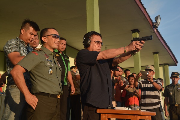 Gubernur Aceh Berkunjung ke Korem 012/Teuku Umar dan Menembak Pistol