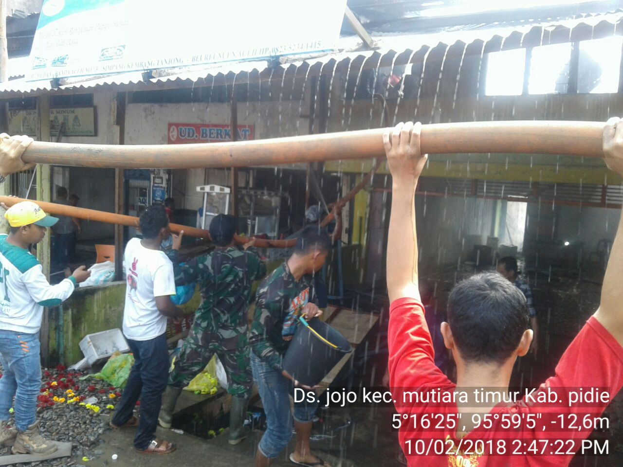 Koramil 24/Mutiara Timur Bantu Padamkan Api yang menghanguskan 6 Ruko