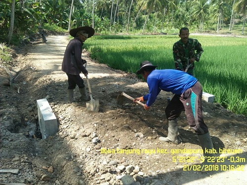 Babinsa Koramil 08/Ganda Pura Bersama  Masyarakat Gotong Royong