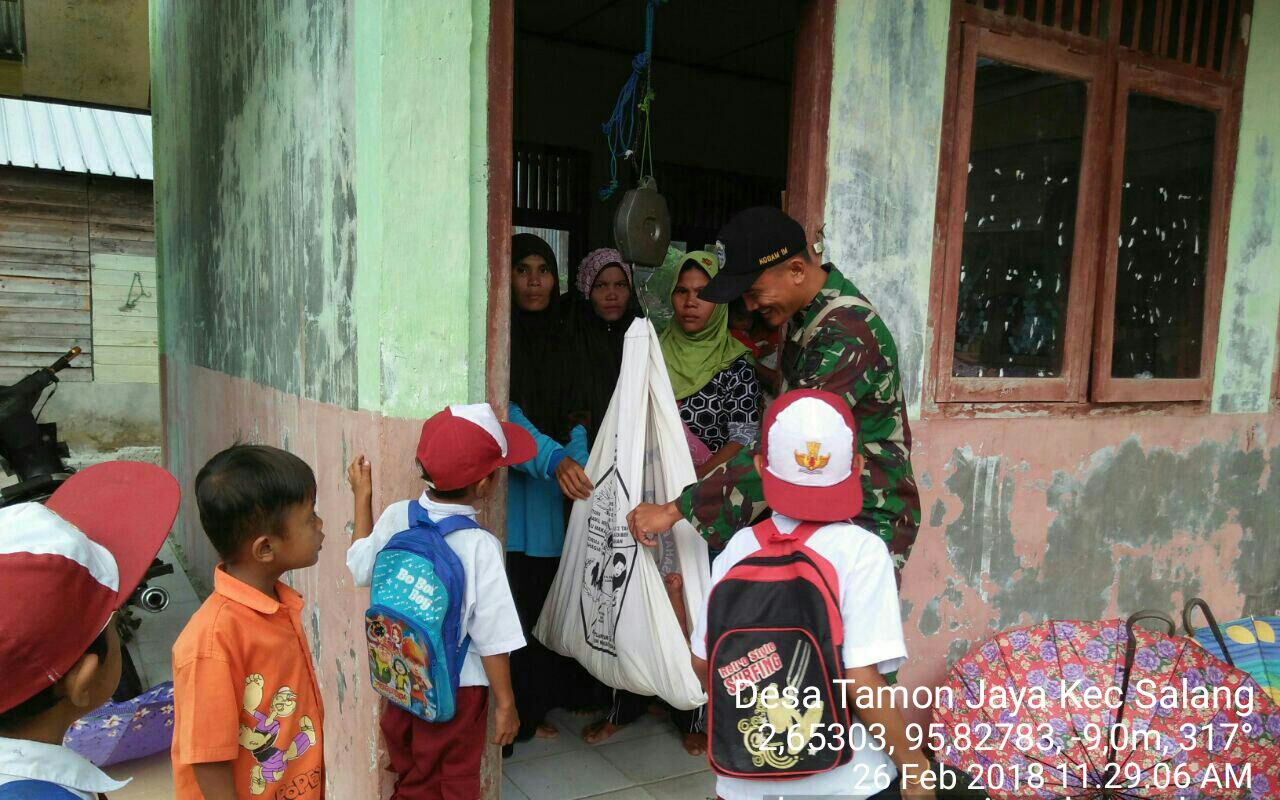 Babinsa Koramil 04 Salang Bantu Kegiatan Posyandu Diwilayah Binaan