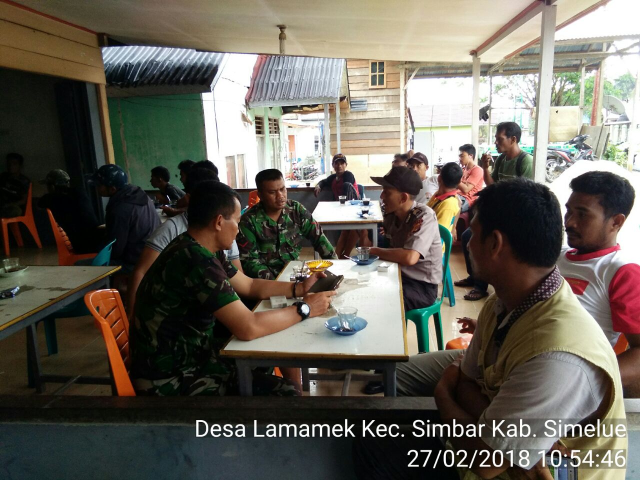 Anggota Koramil 05 Simbar Komsos Dengan Pemuda Desa