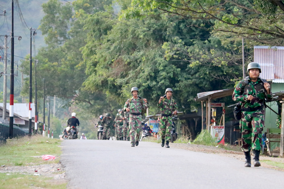 ANAK BERUANG HITAM LATIH FISIK CROSS COUNTRY BERSENJATA LENGKAP