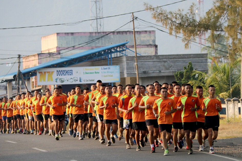Prajurit Yonif Raider 112/Dj Bina Fisik dengan Lari 10 K