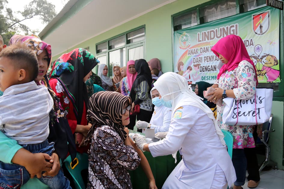 Warga Yonif Raider 112/Dj Suntik Vaksin dan Imunisasi DPT