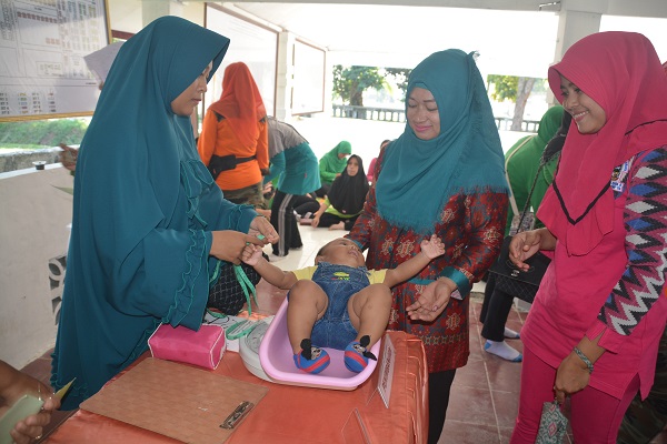 Persit Korem 012/TU Melaksanakan Posyandu Rutin