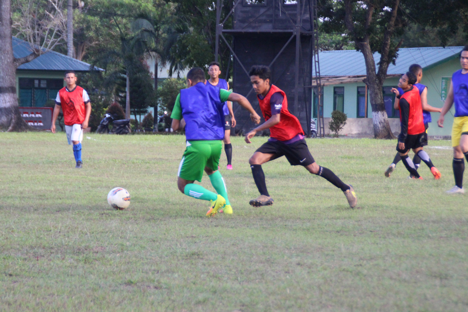 Prajurit Yonif Raider 112/Dj Tanding Sepak Bola dengan Masyarakat