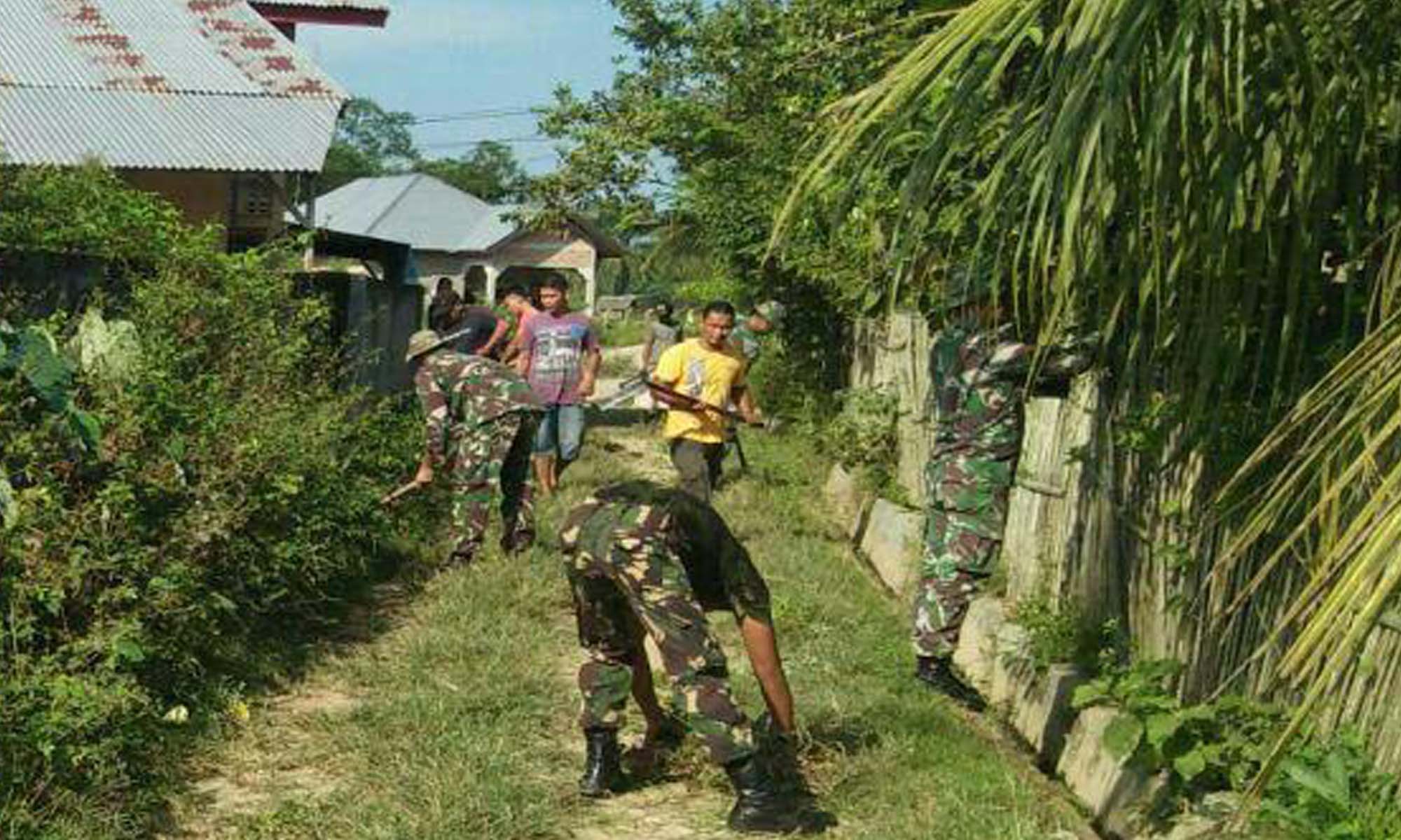Prajurit Raider Khusus 111 Karya Bhakti Bersama Masyarakat
