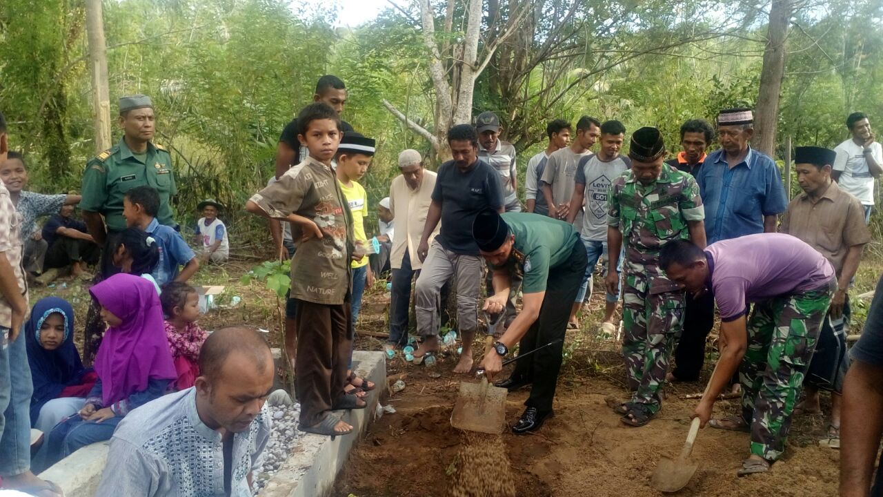 DANDIM 0114/ACEH JAYA BESERTA MUSPIKA MENGHADIRI PEMAKAMAN ALMARHUM SYAFARI YUNUS