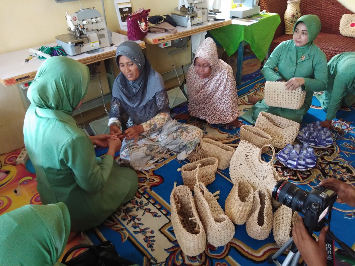 Ibu-ibu Pengurus Persit KCK Cabang XL Kodim 0116/Nara Explore Kerajinan dan Wisata Nagan Raya