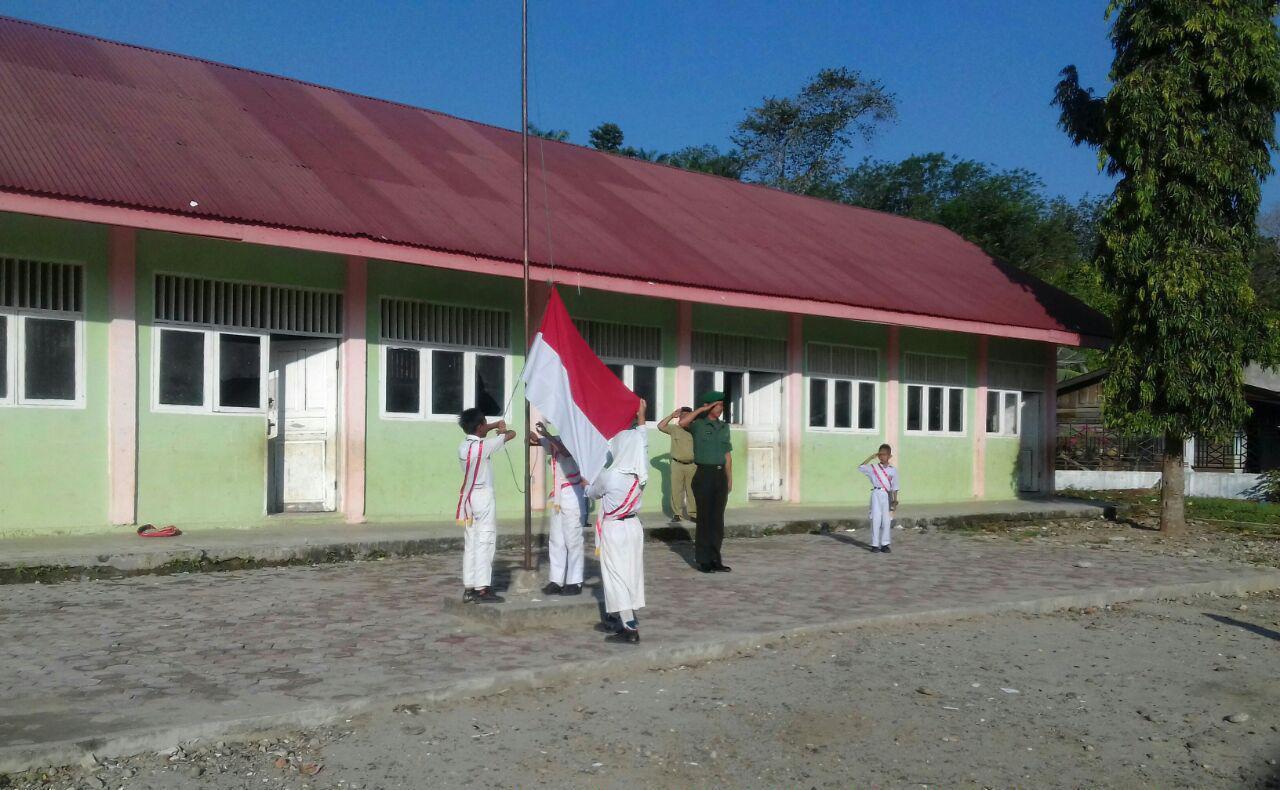 Babinsa bersama Siswa SDN Salim Pipit Khidmat Upacara Bendera Merah Putih