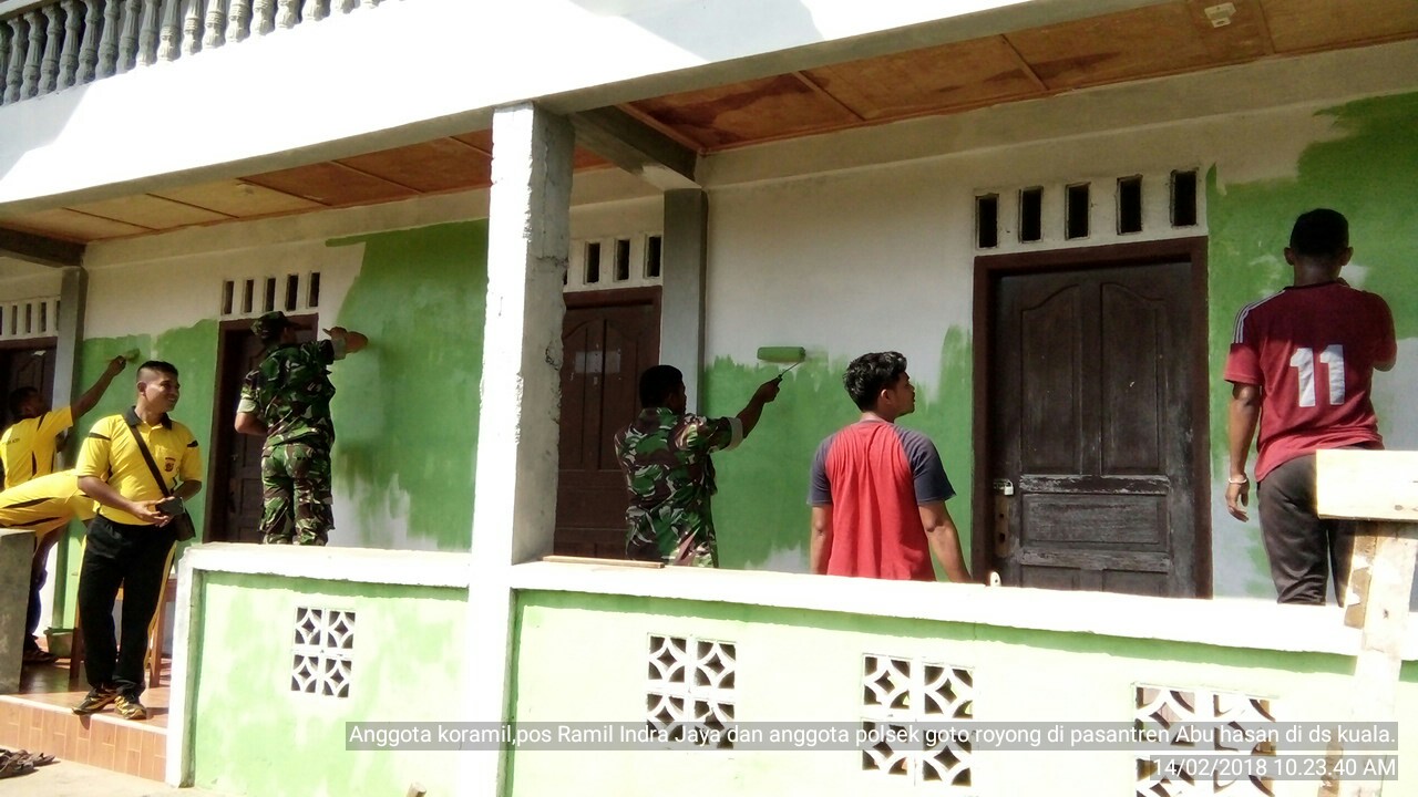 Personil TNI- POLRI Bersama Masyarakat Melakukan Pengecatan di Pesantren Istiqamatuddin Miftahul Ulum