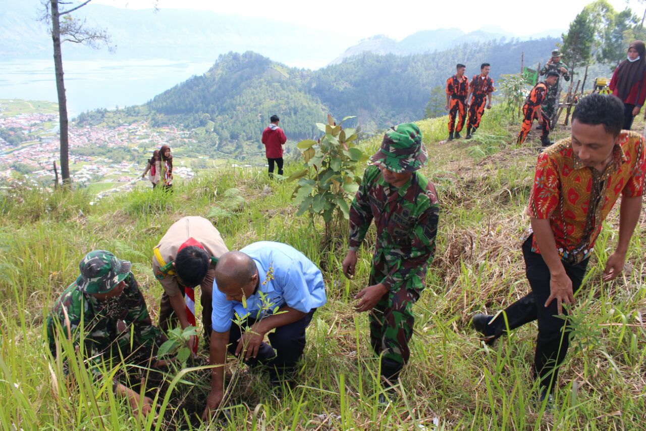 TNI dan Masyarakat Hijaukan Bur Lancuk Leweng dengan 1000 Pohon