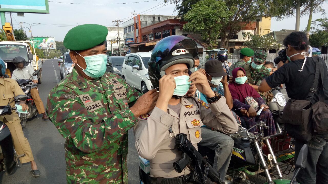 Dampak Erupsi Sinabung, Kodim 0103/Aceh Utara bagikan Seribu Masker