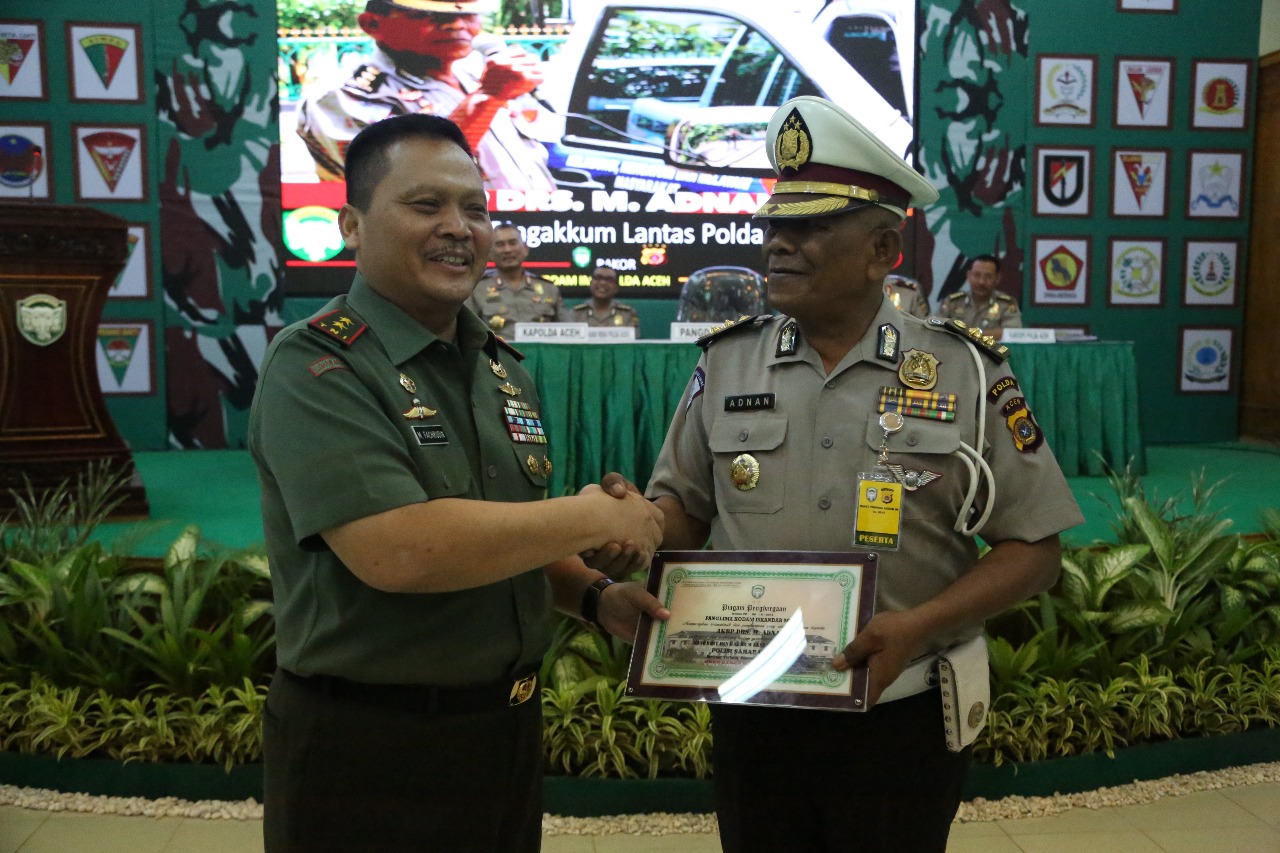 Rakor TNI Polri, Pangdam IM Berikan Penghargaan “Polisi Sahabat TNI” Kepada AKBP Adnan