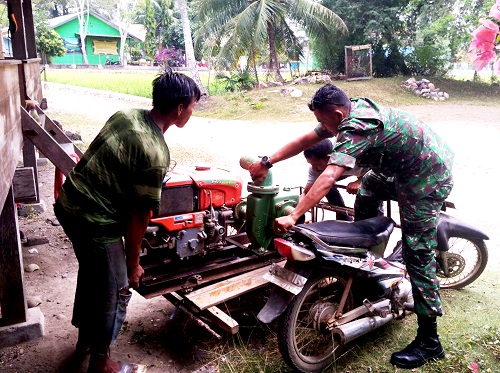 Dorong Mesin Pompa Air, Babinsa Bantu Atasi Kesulitan Petani
