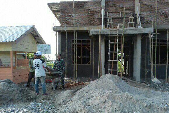 Babinsa bersama Warga Gotong Royong Bangun Kantor Desa