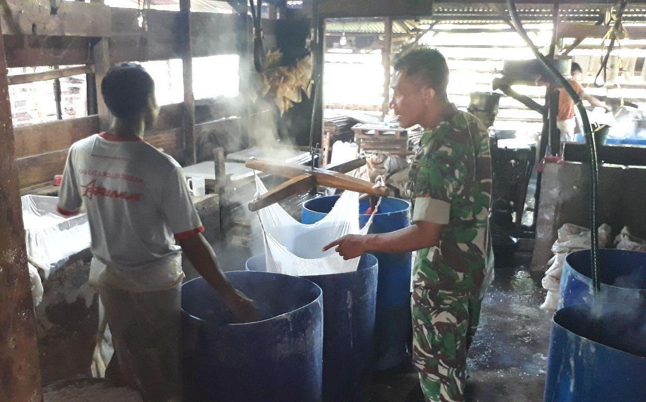 Babinsa Agara Tinjau Produksi Pengrajin Tahu dan Tempe