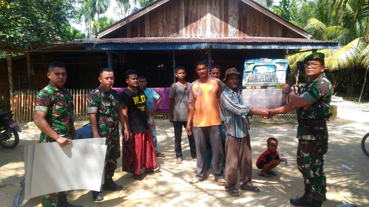 Brigif 25/Siwah Berikan Kalender Satuan Kepada Warga Desa Binaan