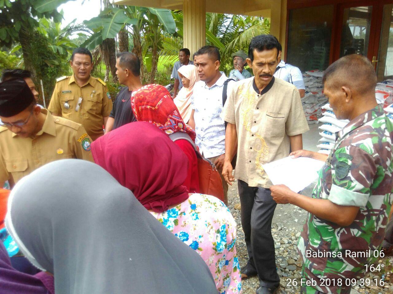 Babinsa Koramil Manggeng dan Babinkamtibmas Bersinergi Laksanakan Pam Pembagian Rastra