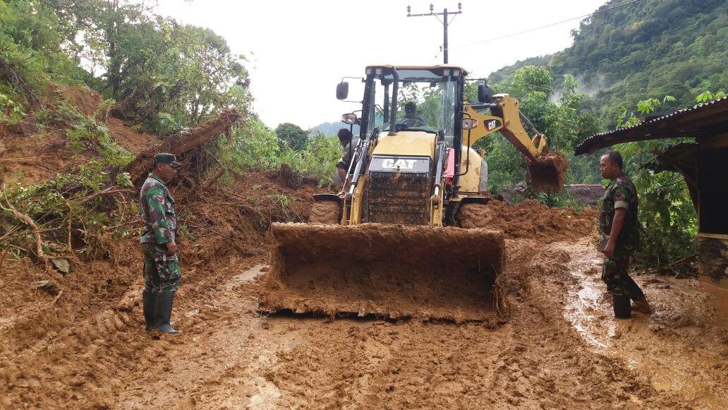 Warga Panton Luas Kagumi Aksi Terpuji Dua Babinsa Koramil Sawang